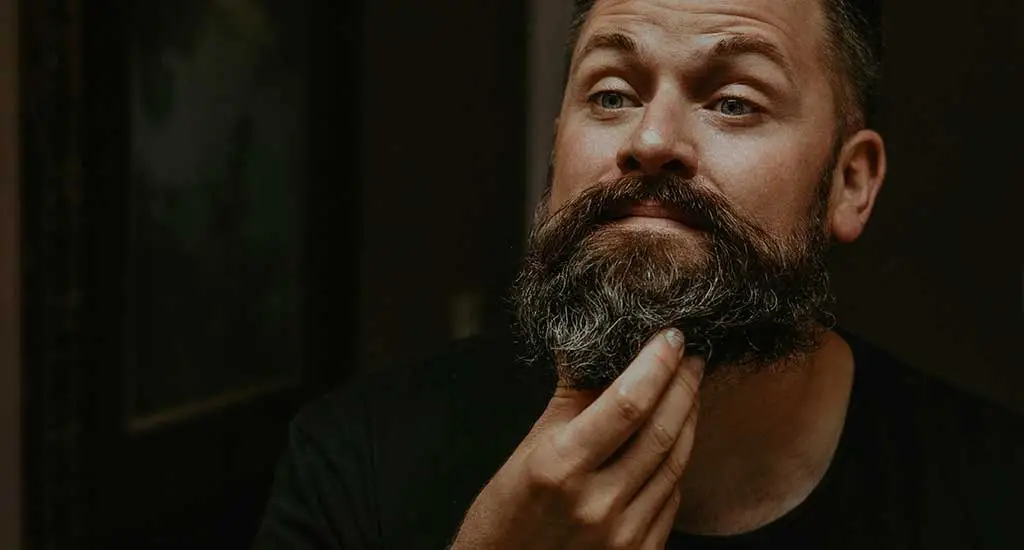 Hombre interesado en productos para la barba